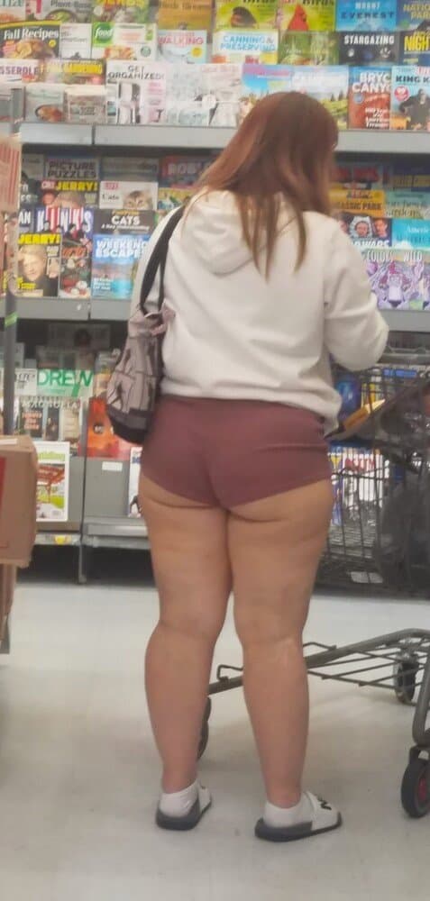 Click to view full size thick ass chick hanging down of her short short