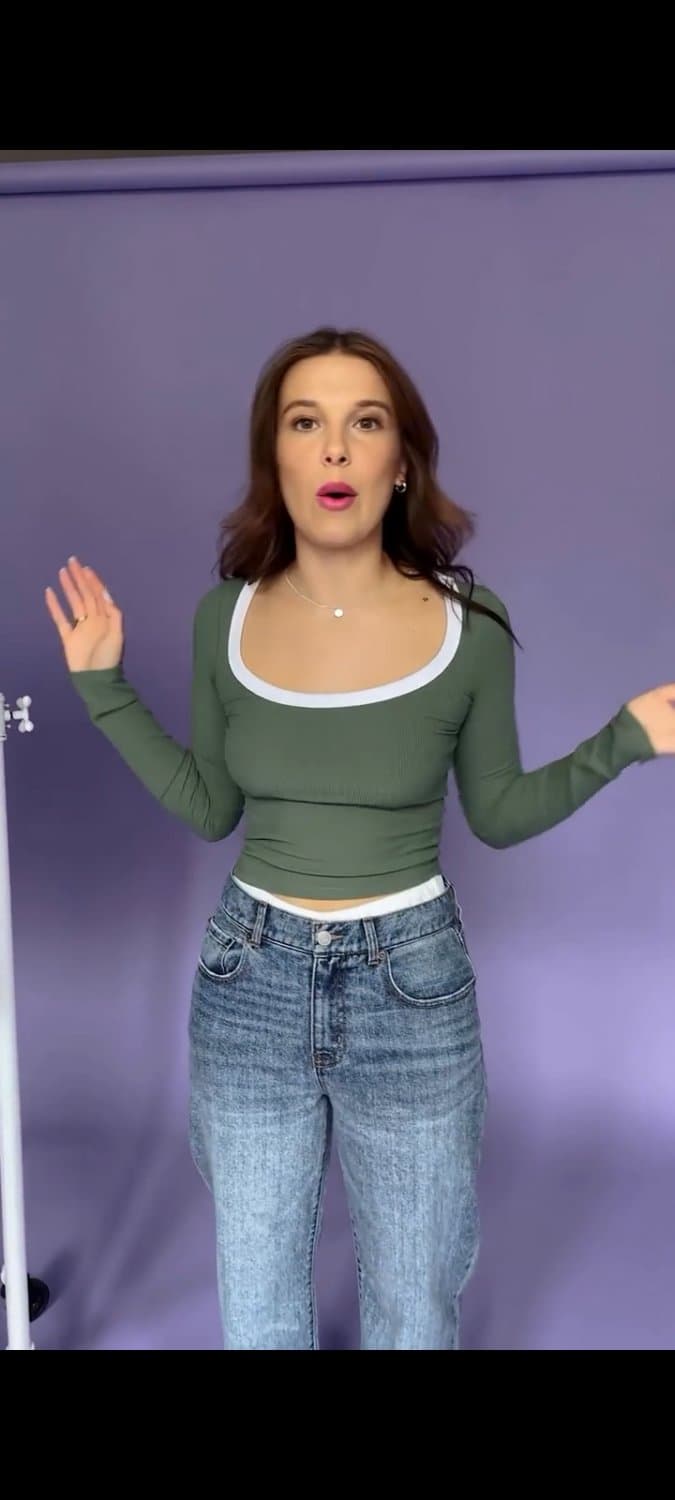 Click to view full size Deu até para ver os peitinhos mucho dela que tesão tão aproveitando no máximo seu corpo