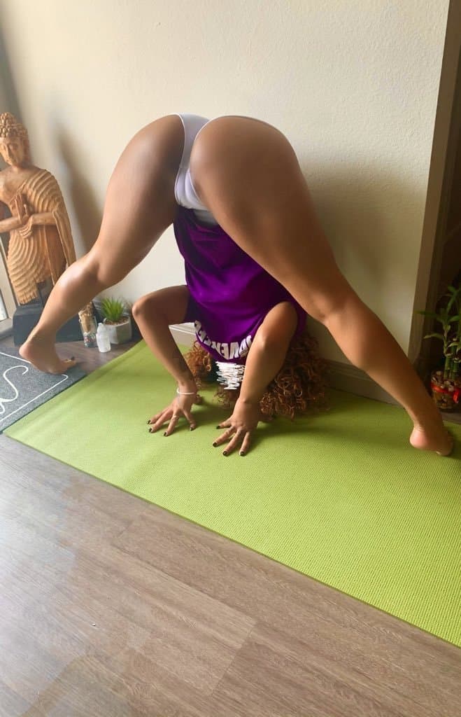 Click to view full size flexible darkskin with some fat coochie ???