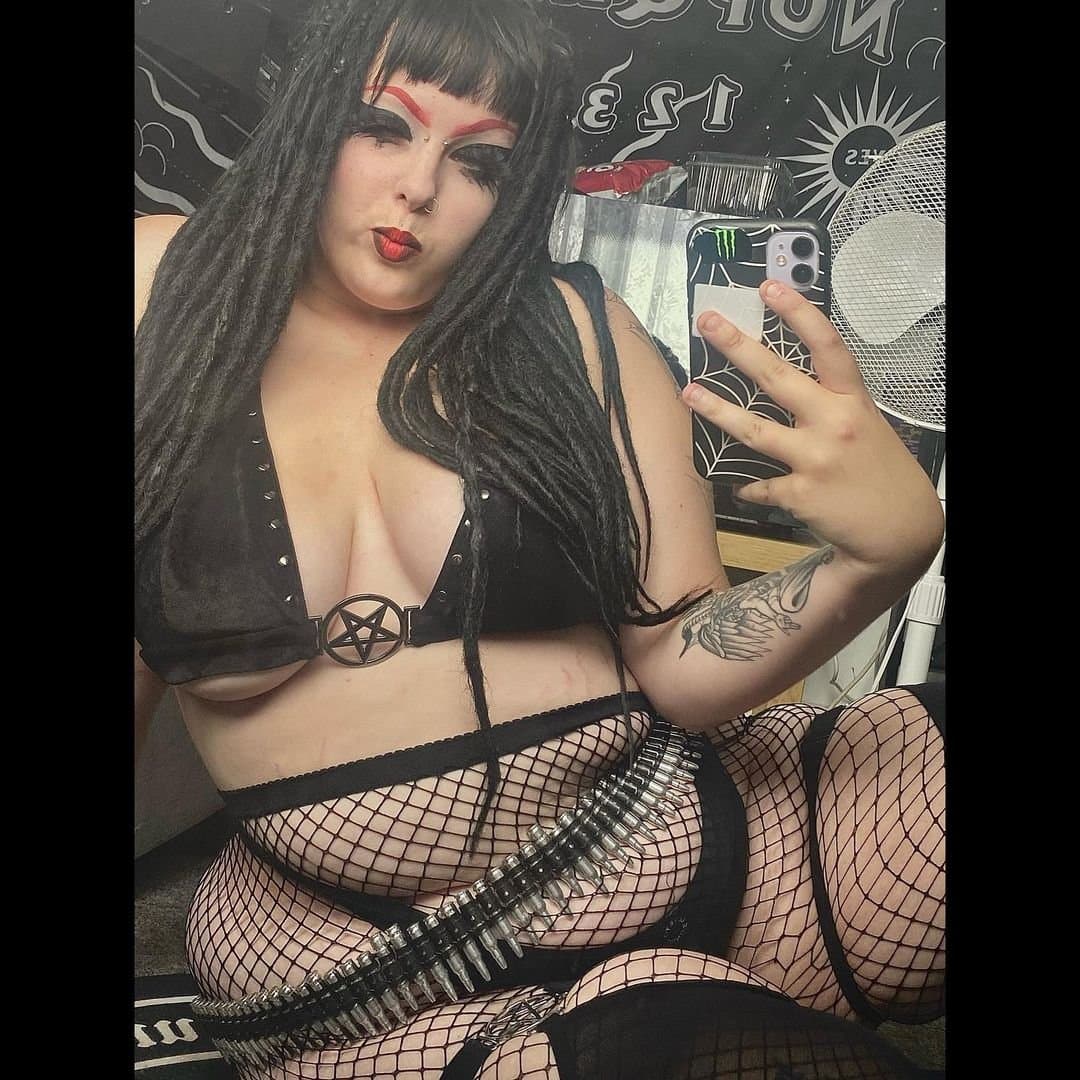 Click to view full size Hot alt BBW, does anyone have her nudes?