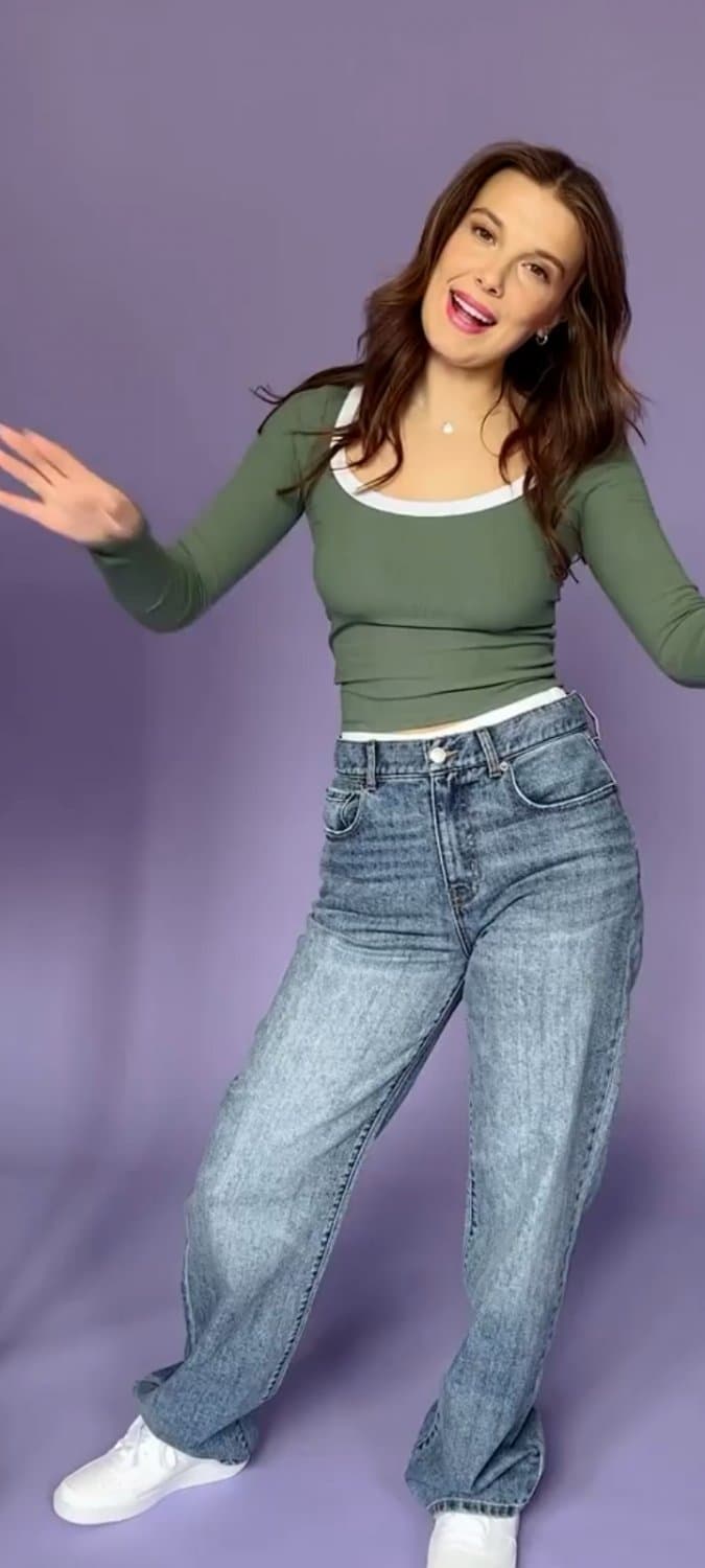 Click to view full size Deu até para ver os peitinhos mucho dela que tesão tão aproveitando no máximo seu corpo