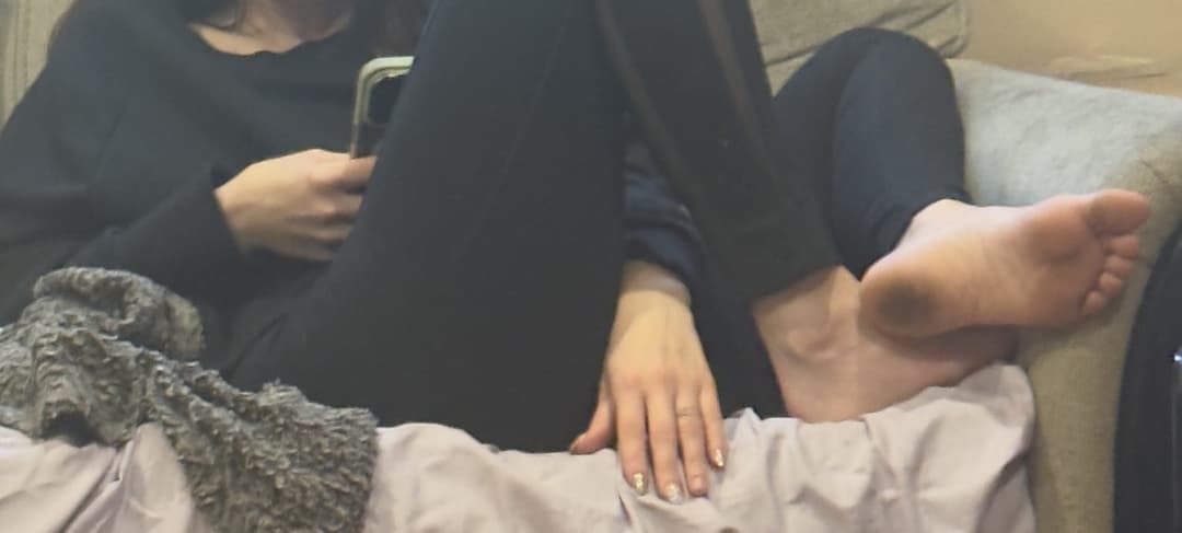 Click to view full size Wife’s sexy feet creepin couch size 6