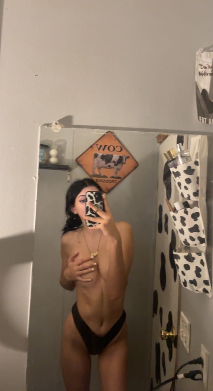 Click to view full size Naughty Webslut mom kailee shows tits