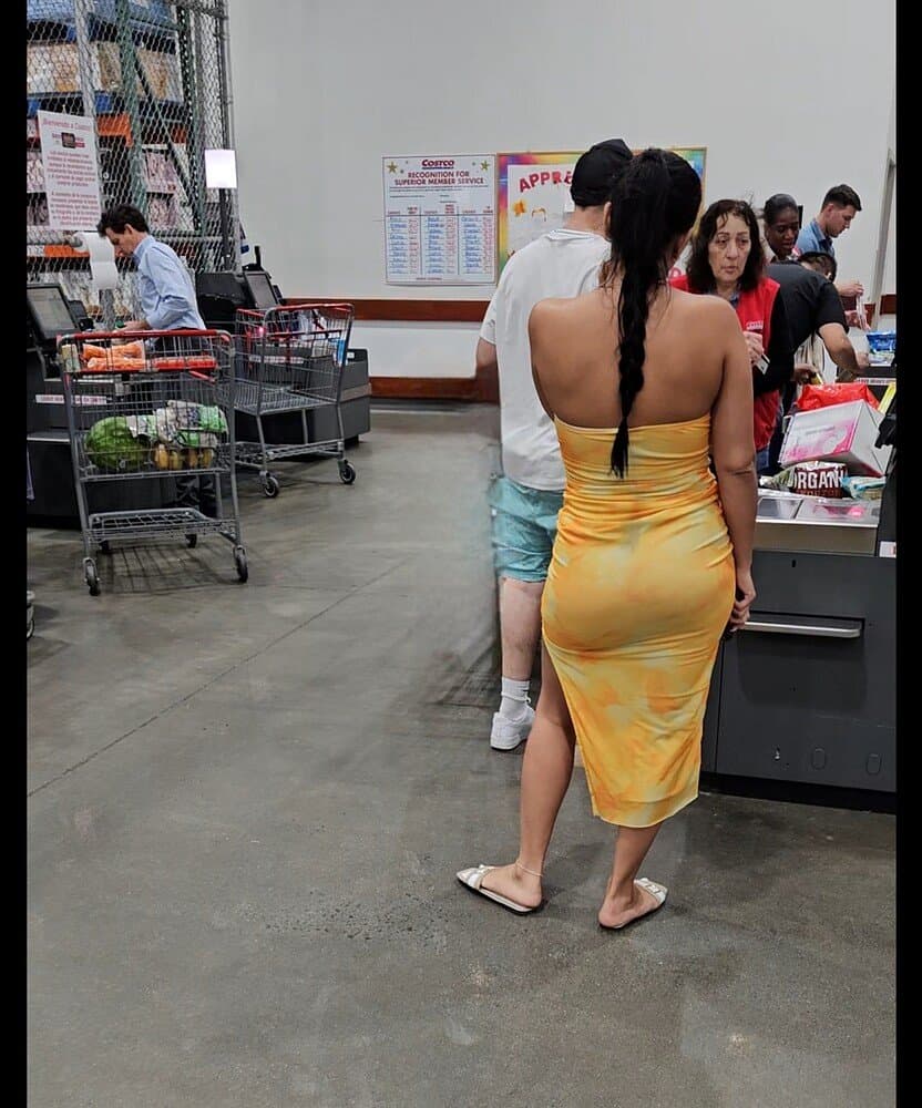 Click to view full size Slim Latina With Nice Ass In Yellow Dress