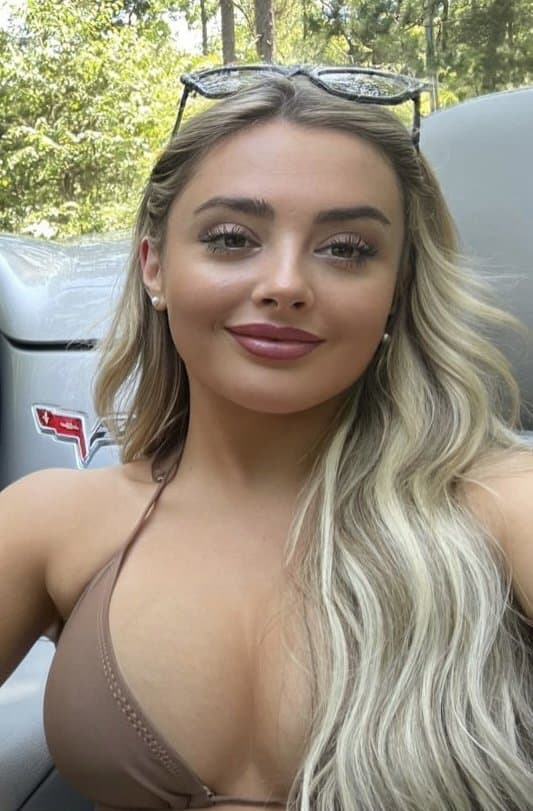 Click to view full size I think I’m gonna look at this bitch while I stroke my cock until I ejaculate a massive load