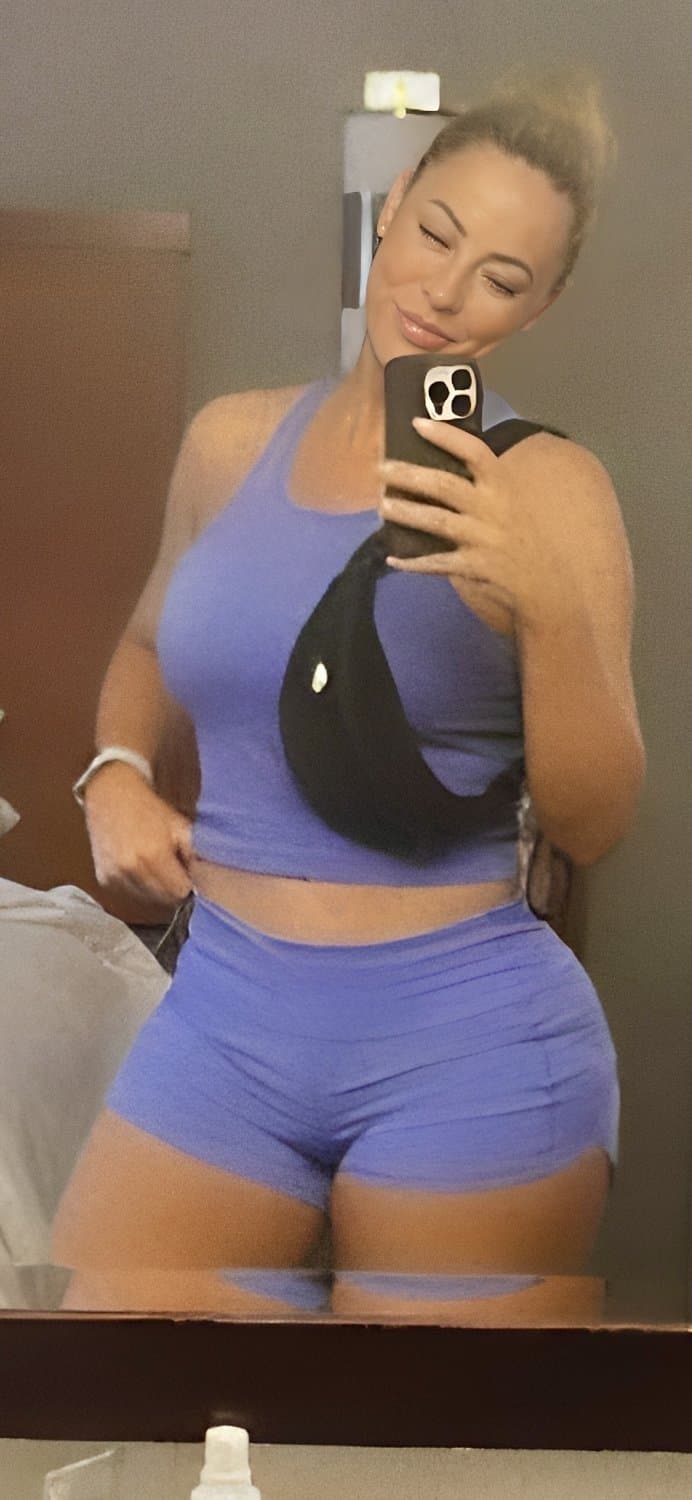 Click to view full size Texas TikTok milf Robyn fields