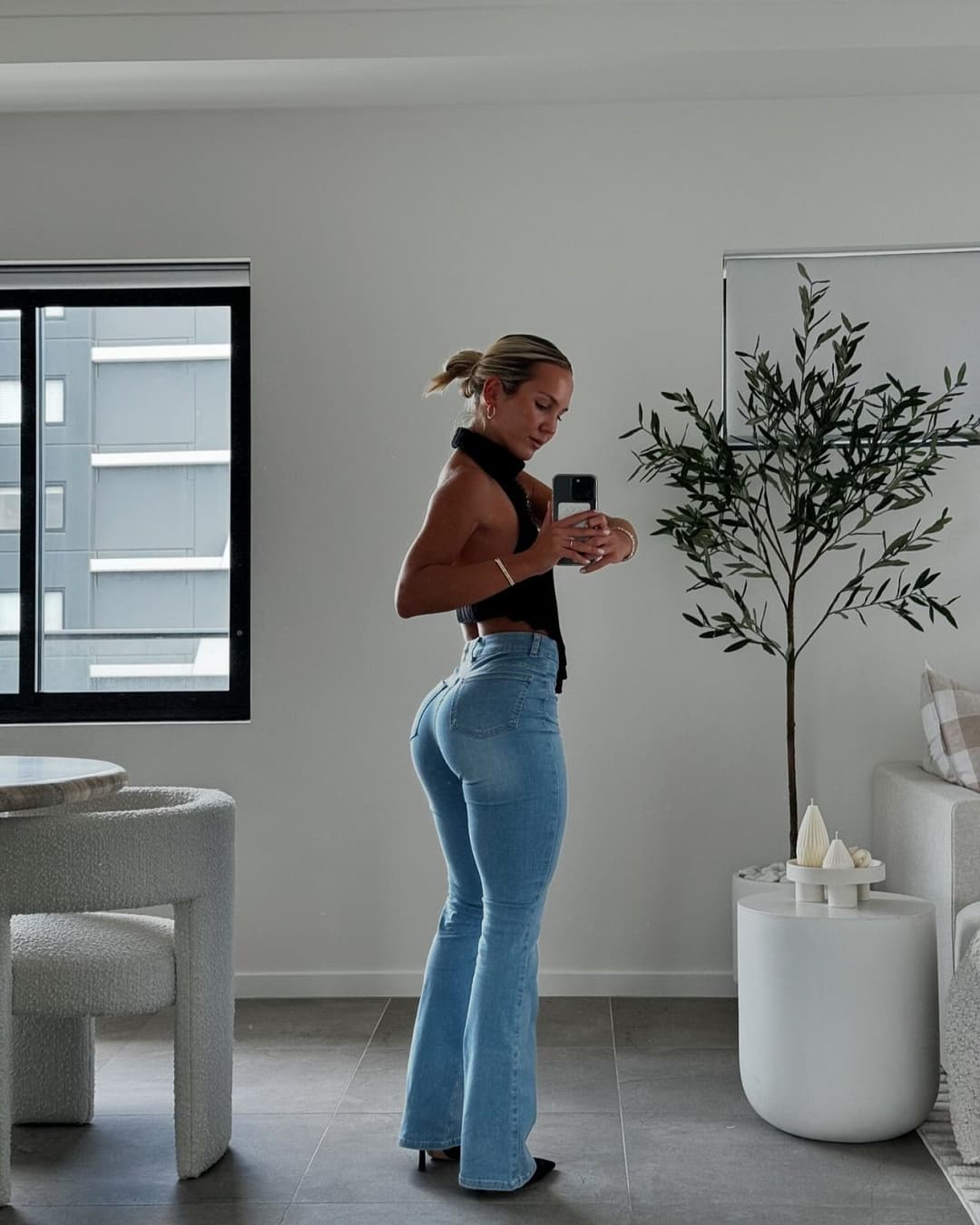 Click to view full size Super tight gym babe with bubble butt