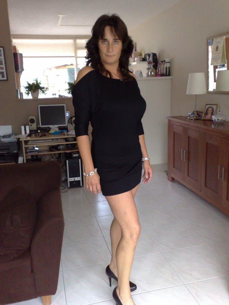 Click to view full size Dutch hotwife in action