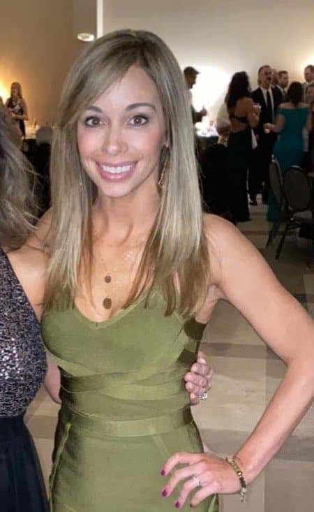 Click to view full size Sarah only shows her ass to everyone in the club, but goes on the G G W bus and shows much more