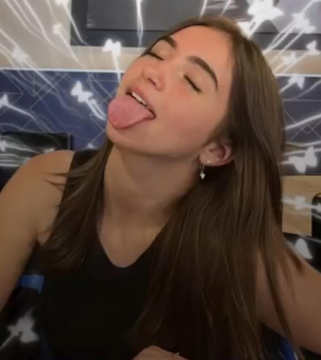 Click to view full size Iris, HOT tik toker blonde teen ?