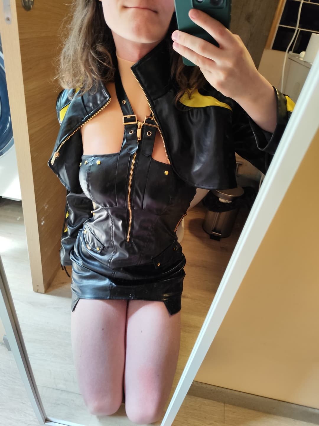 Click to view full size French slave from Lyon needs cocks