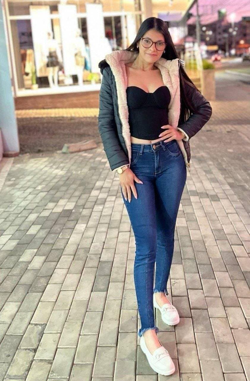 Click to view full size Botou a calcinha de lado e traiu o corno do marido