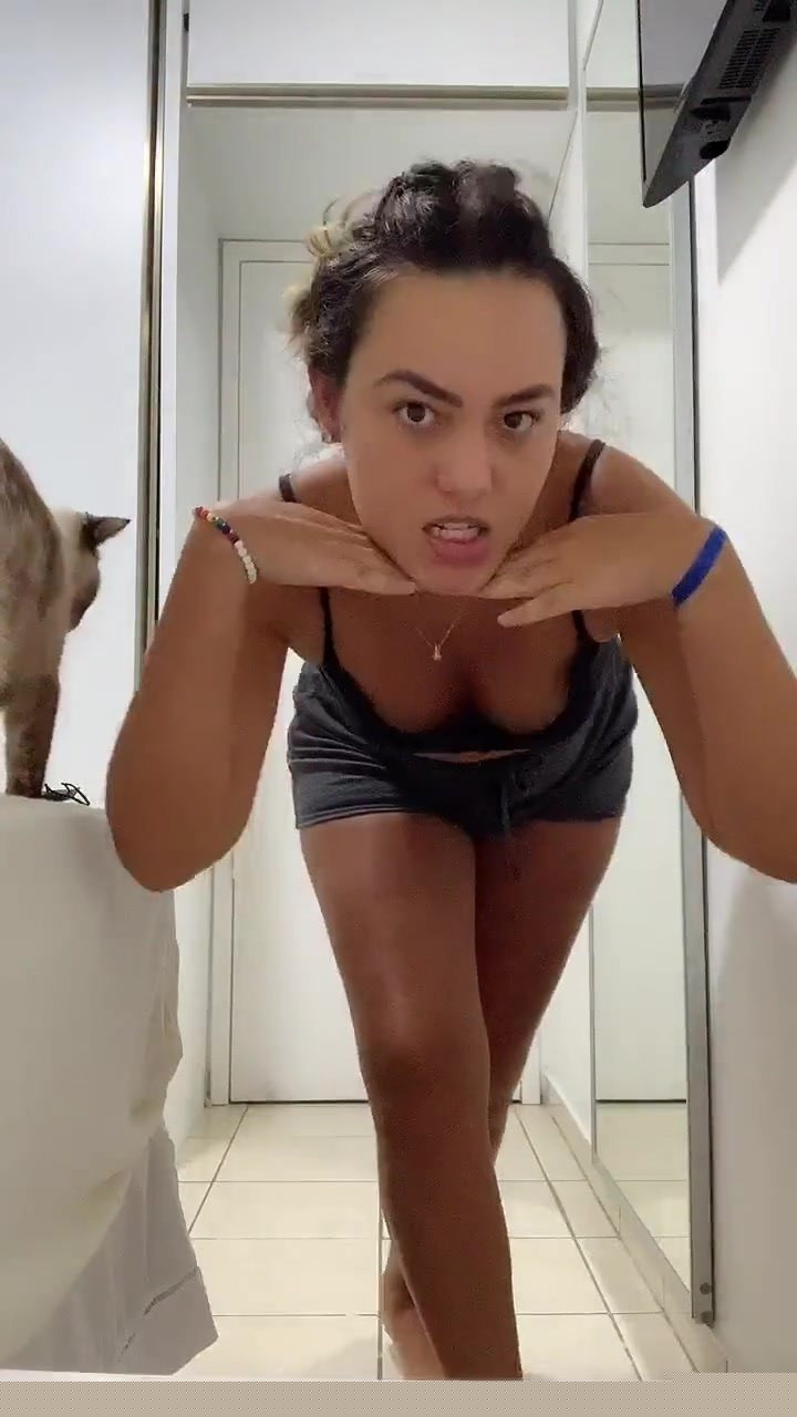 Click to view full size Maria Vitória Batista Cavalcanti se exibindo