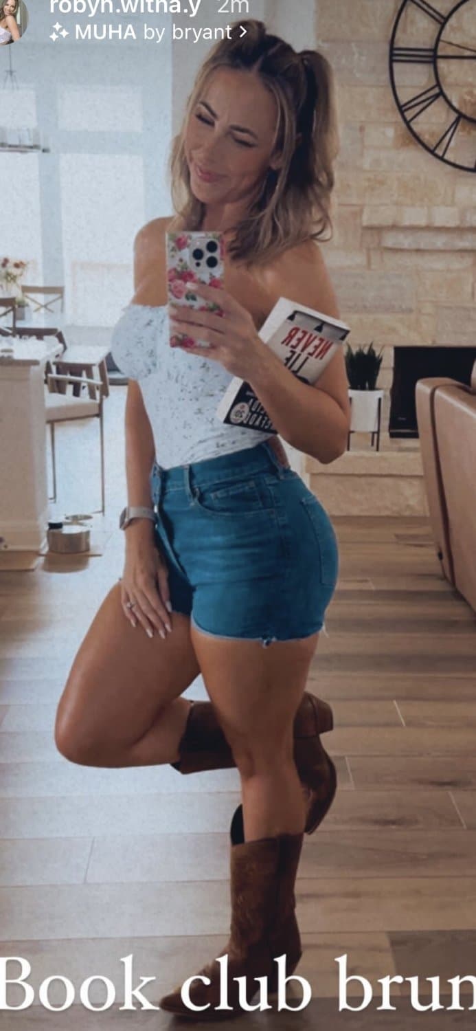 Click to view full size Super MILF Robyn fields