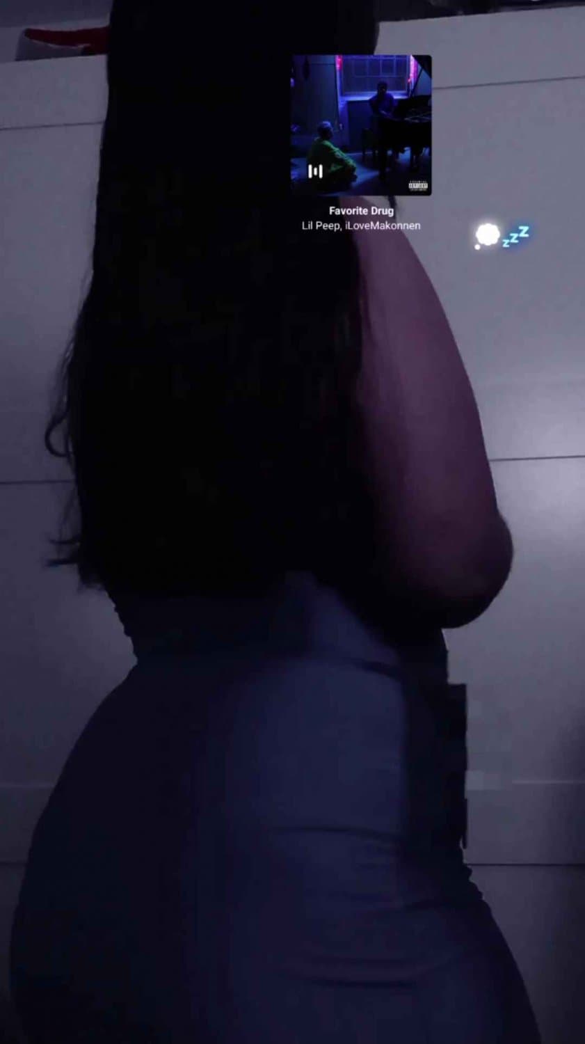 Click to view full size Iris, a mais gostosa desse site, gozem bastante pra ela seus punheteiros!