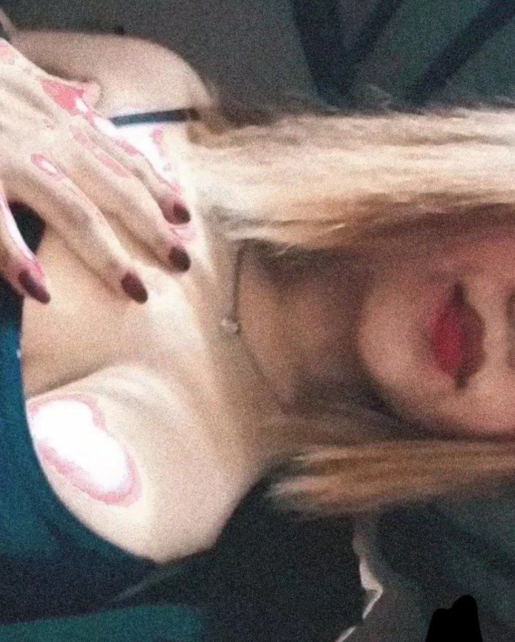 Click to view full size Gotica adolescente masturbandose