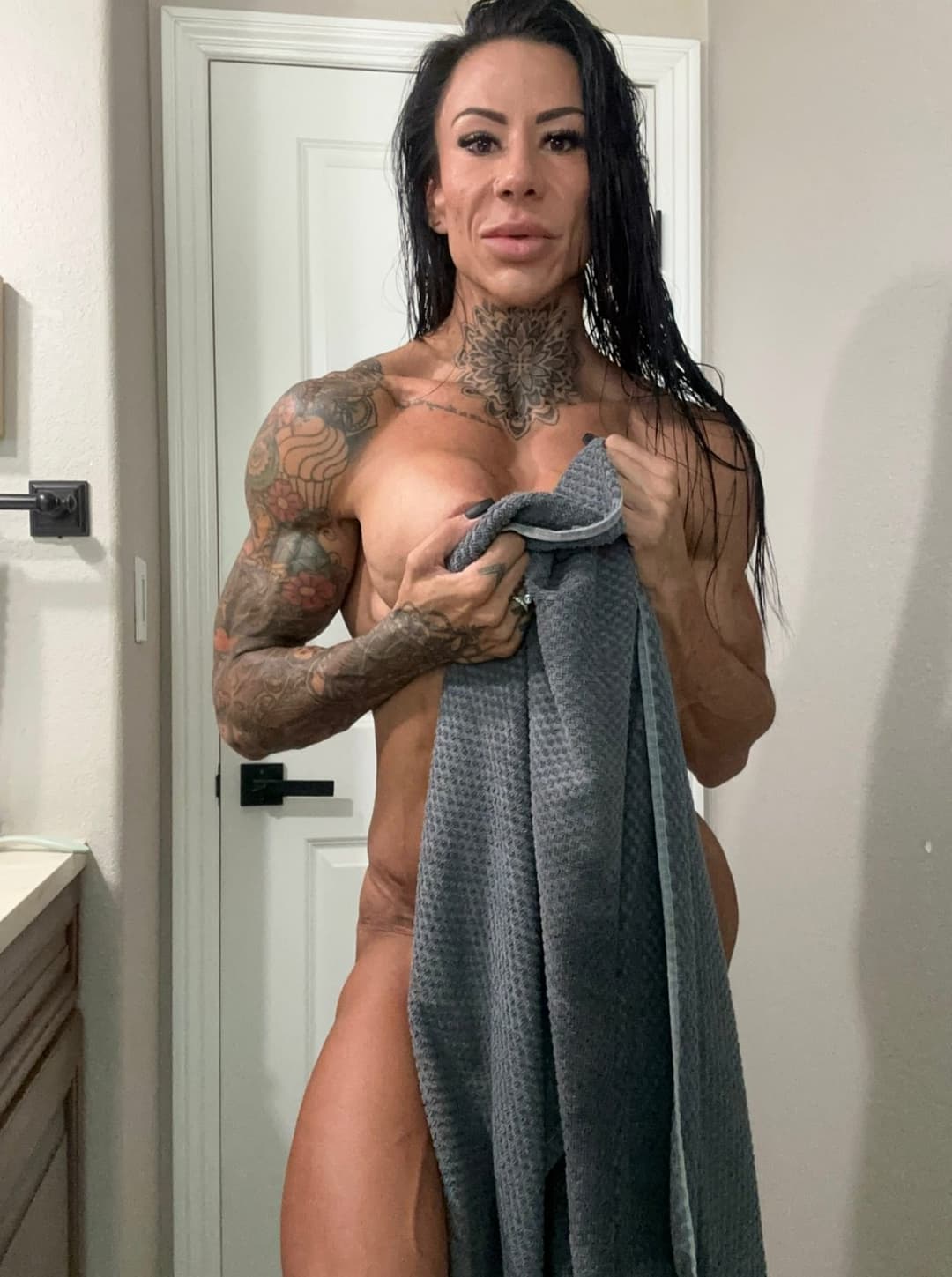 Click to view full size Flexing just enough to show you what’s underneath the style