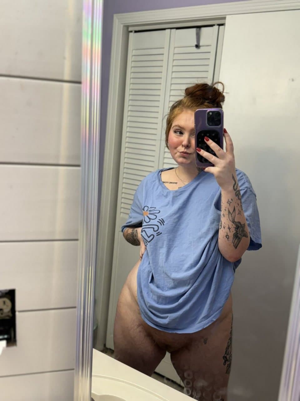 Click to view full size Gordinha ruiva vazou mostrando a buceta gostosa