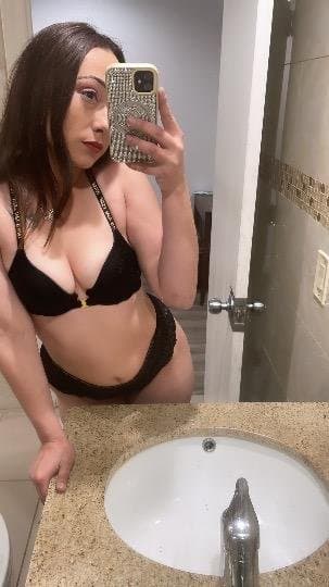 Click to view full size 26 year old Cuban Mya escort in Orange County ca