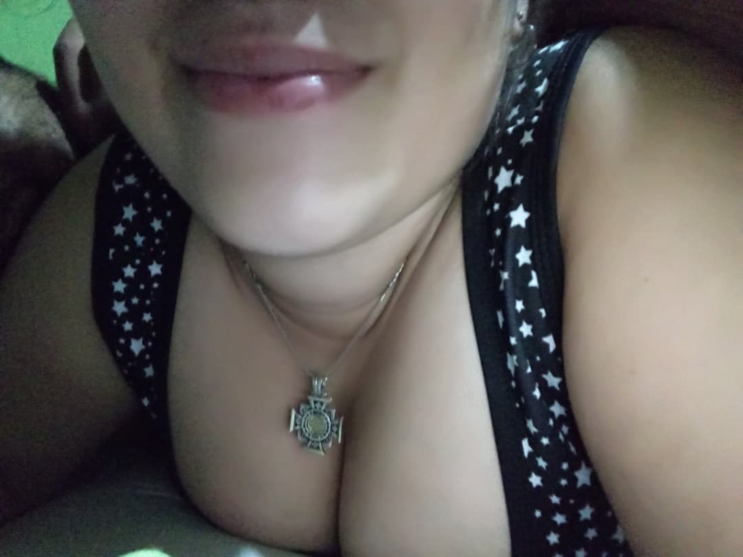 Click to view full size Cin mostrando las tetas