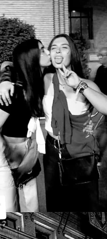 Click to view full size Reunión de putas principalmente de tres recien cumplidos 18 alba Sofía y Andrea