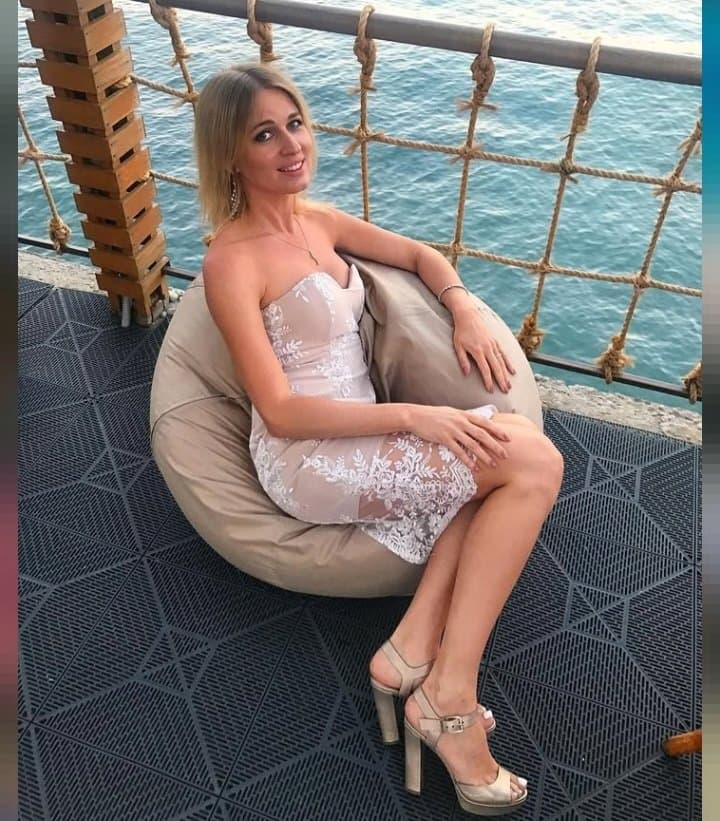 Click to view full size Sexy glamour russian milf