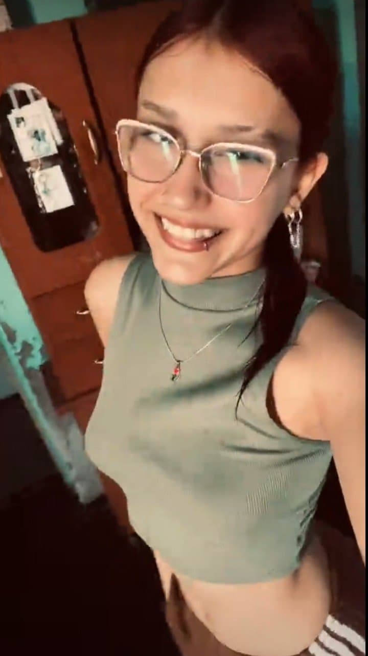 Click to view full size Aporte de sucia,perra adicta al semen, le gustar se un baño público y que sus agujeros quede llenos