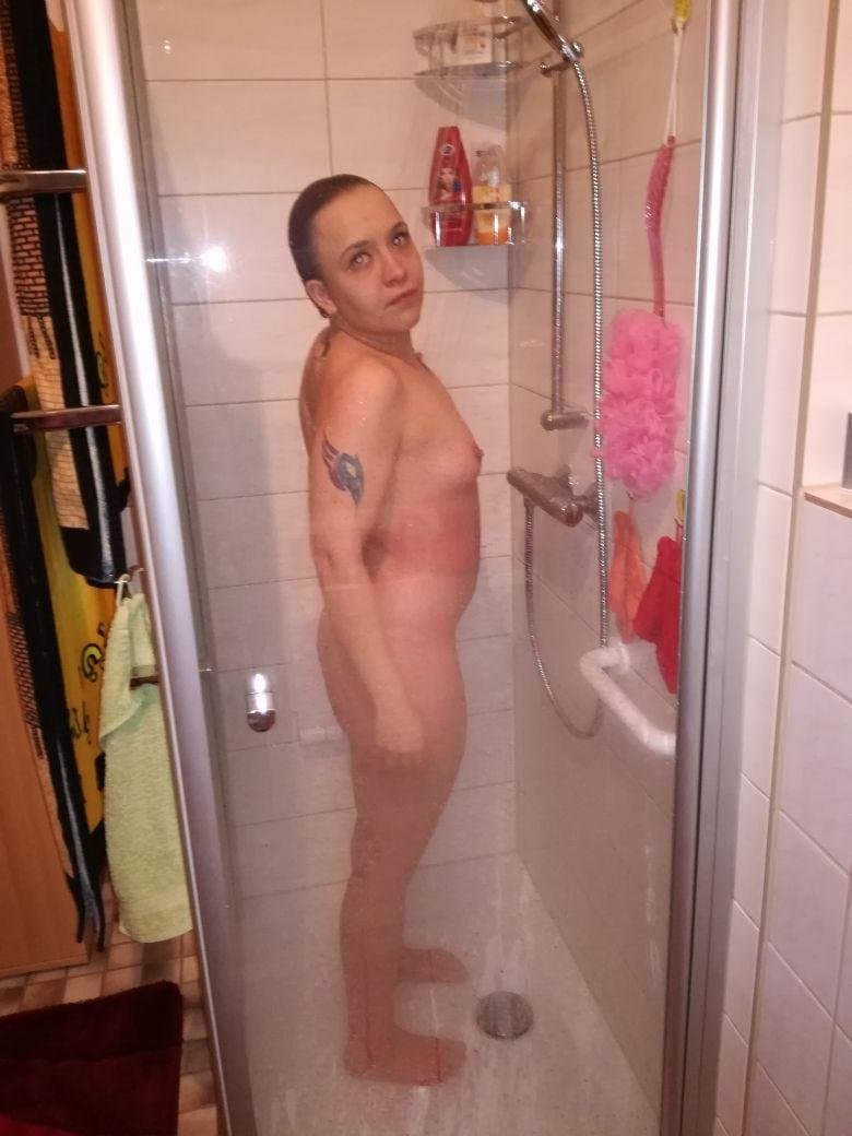 Click to view full size Deuttsche schlampe Julia.h beim Duschen und Baden