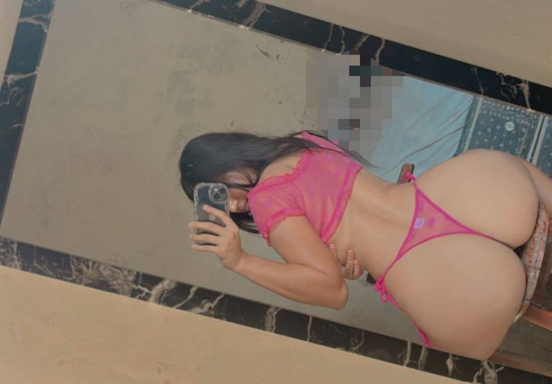 Click to view full size Her buttocks! Gymsis leaked