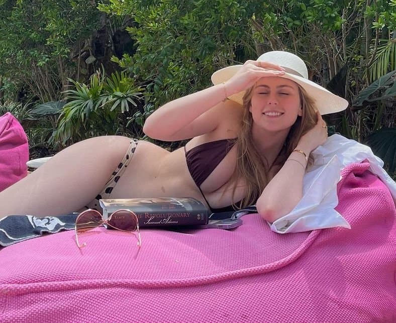 Click to view full size College slut Alessia, including ass creepshots. Kik for same