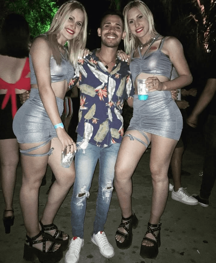 Click to view full size Suertudo con dos rubias argentas culonas