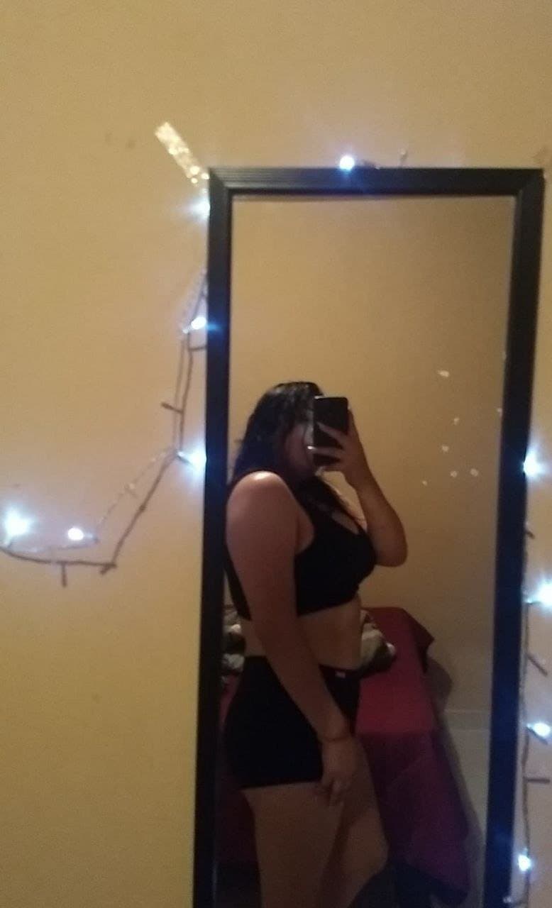 Click to view full size Karen una puta muy sexy de 21 años disfruta de sacarse fotos hot para exhibirse