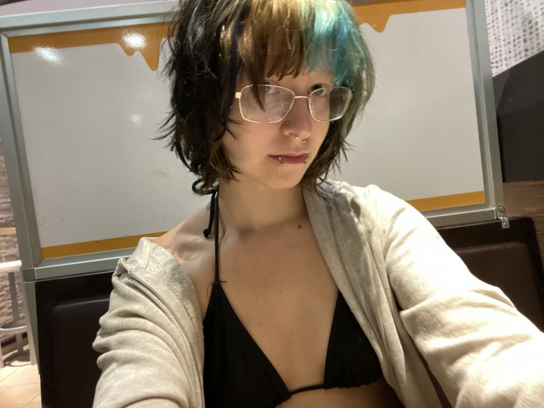 Click to view full size Cute alt girl from discord