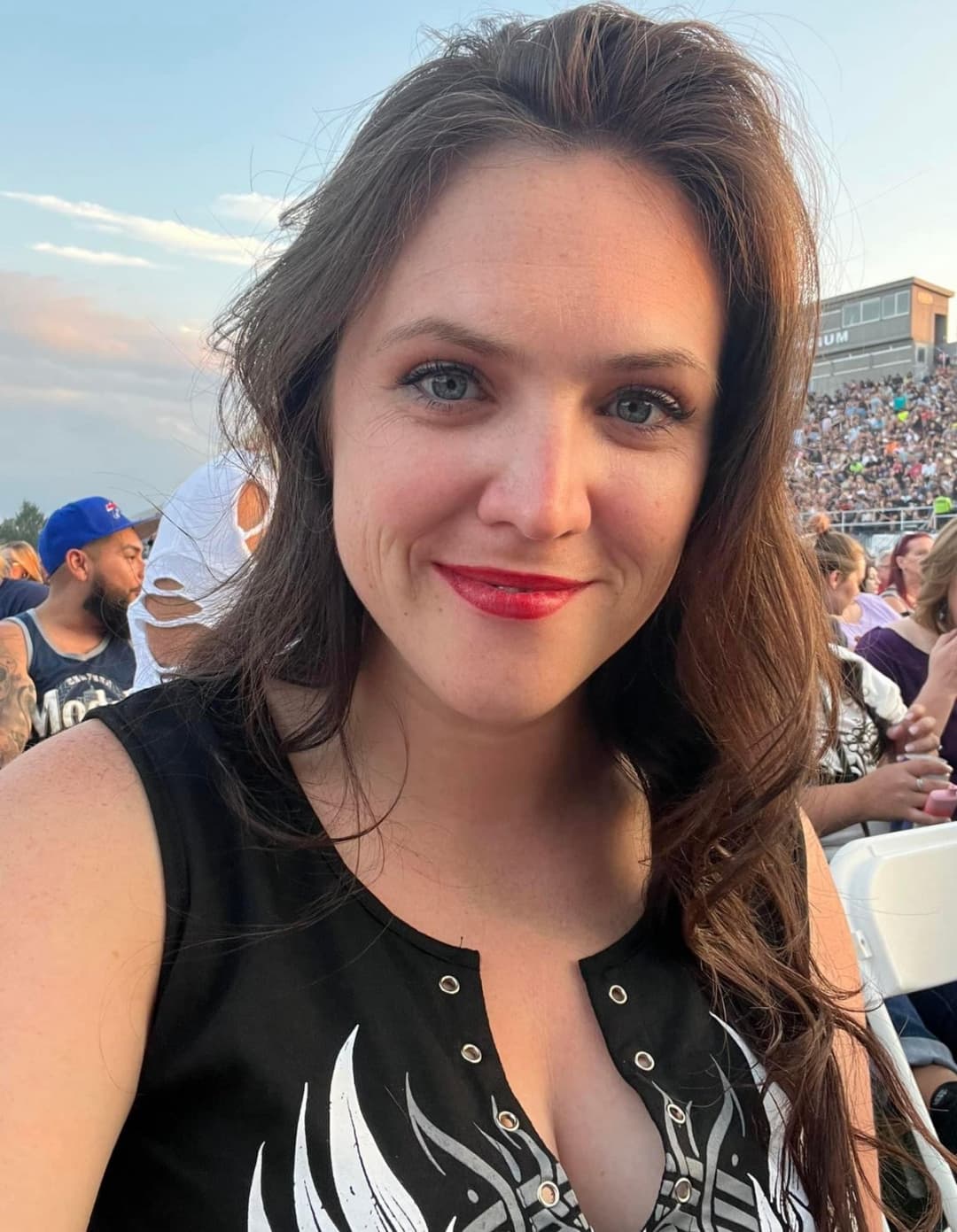 Click to view full size Slut Nurse wants to pull a train LeAkEd