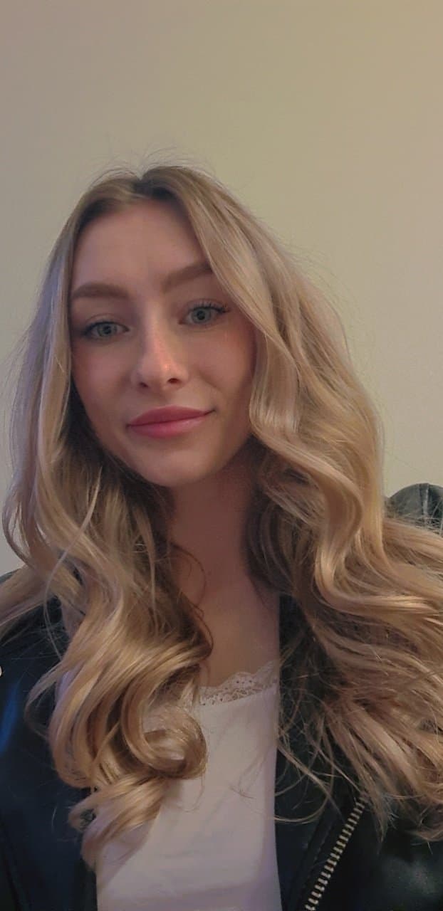 Click to view full size Hot sexy petite german teen slut model Saskia from Göttingen