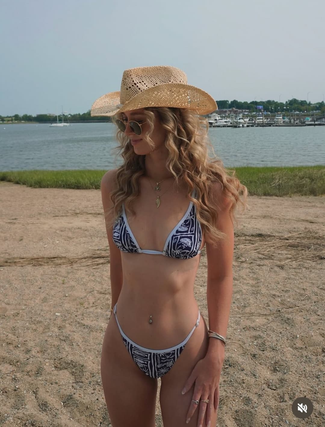 Click to view full size Brenna, 23. 2289 followers and us