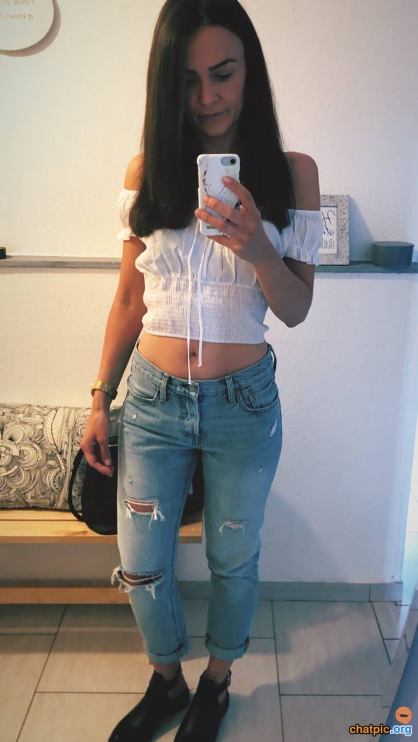 Click to view full size Simone is a horny slutmom ??