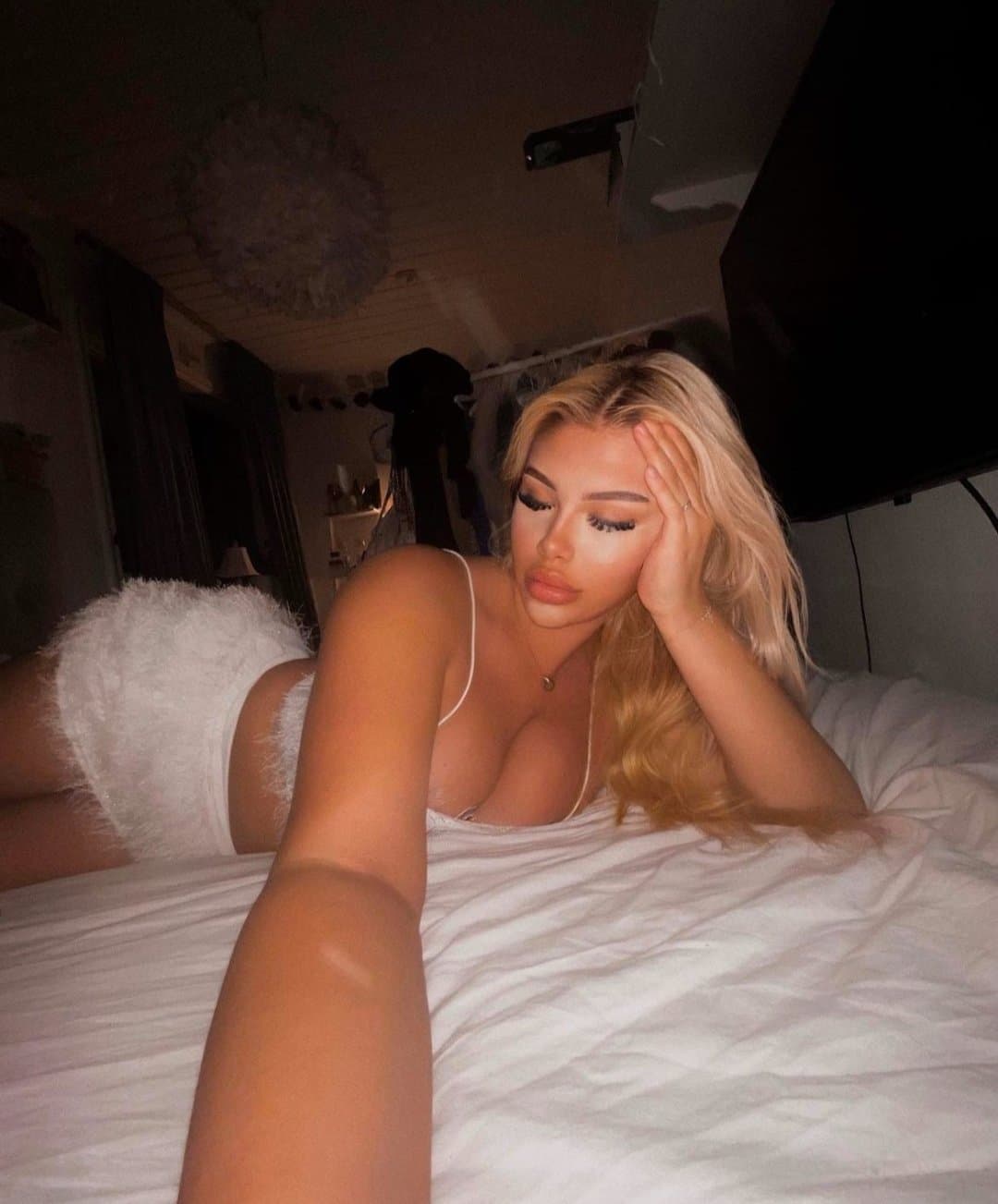 Click to view full size Swedish influencer Alva Angelina