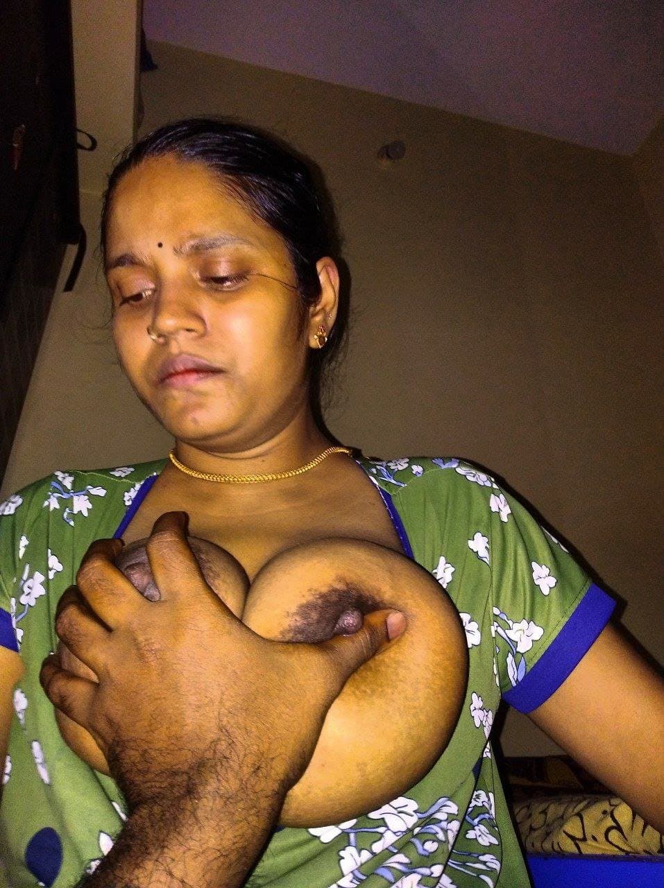 Click to view full size Desi Indian viral bhabi big boobs