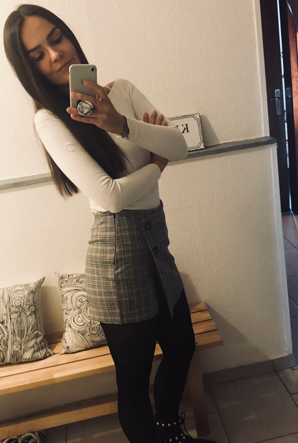 Click to view full size Simone is a horny slutmom ??