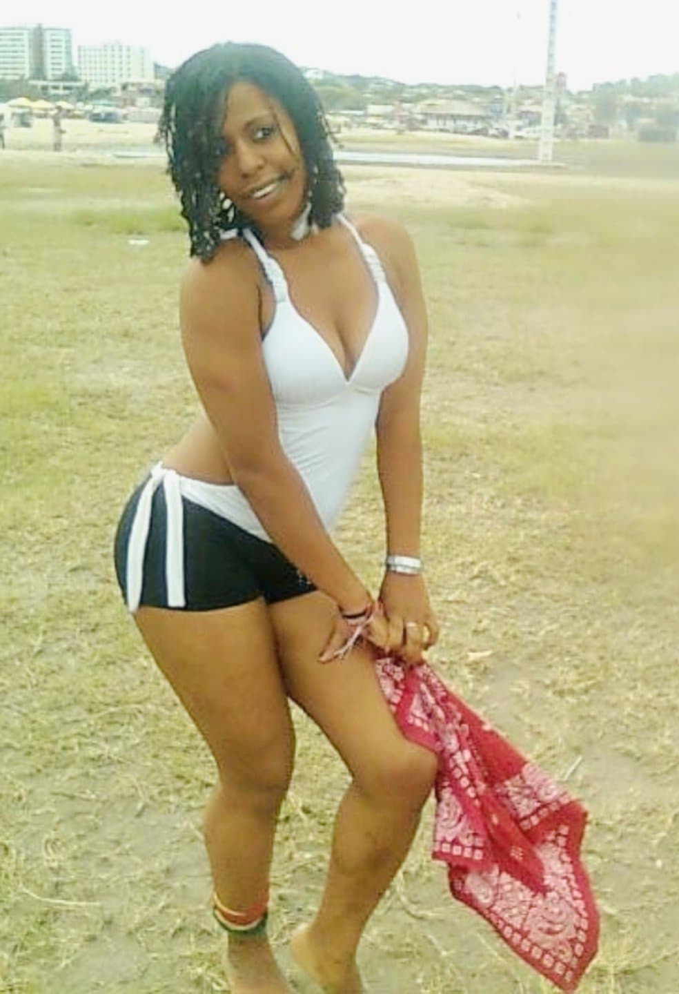 Click to view full size Valeria Cortéz - Bailarina de "Baila la Noche" - la conocí en la playa y me envía fotos sexy