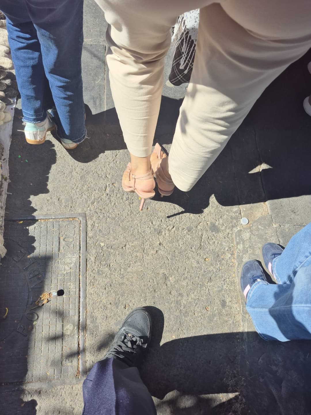 Click to view full size Ricos pies en la calle, strip y de mas