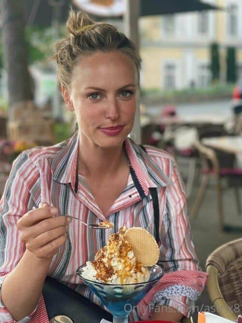 Click to view full size Provavelmente ela já deve está casada e reclamando do marido por querer sexo todo dia e anal