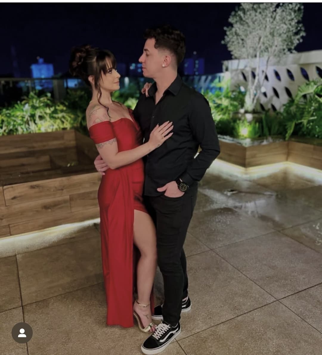 Click to view full size COMO É TER DINHEIRO!! CASADA É VAZADA PELO MARIDO