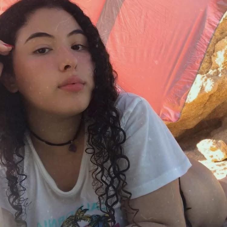 Click to view full size Zorra de buen cuerpo calienta a todos mostrando su enorme culote en bikini