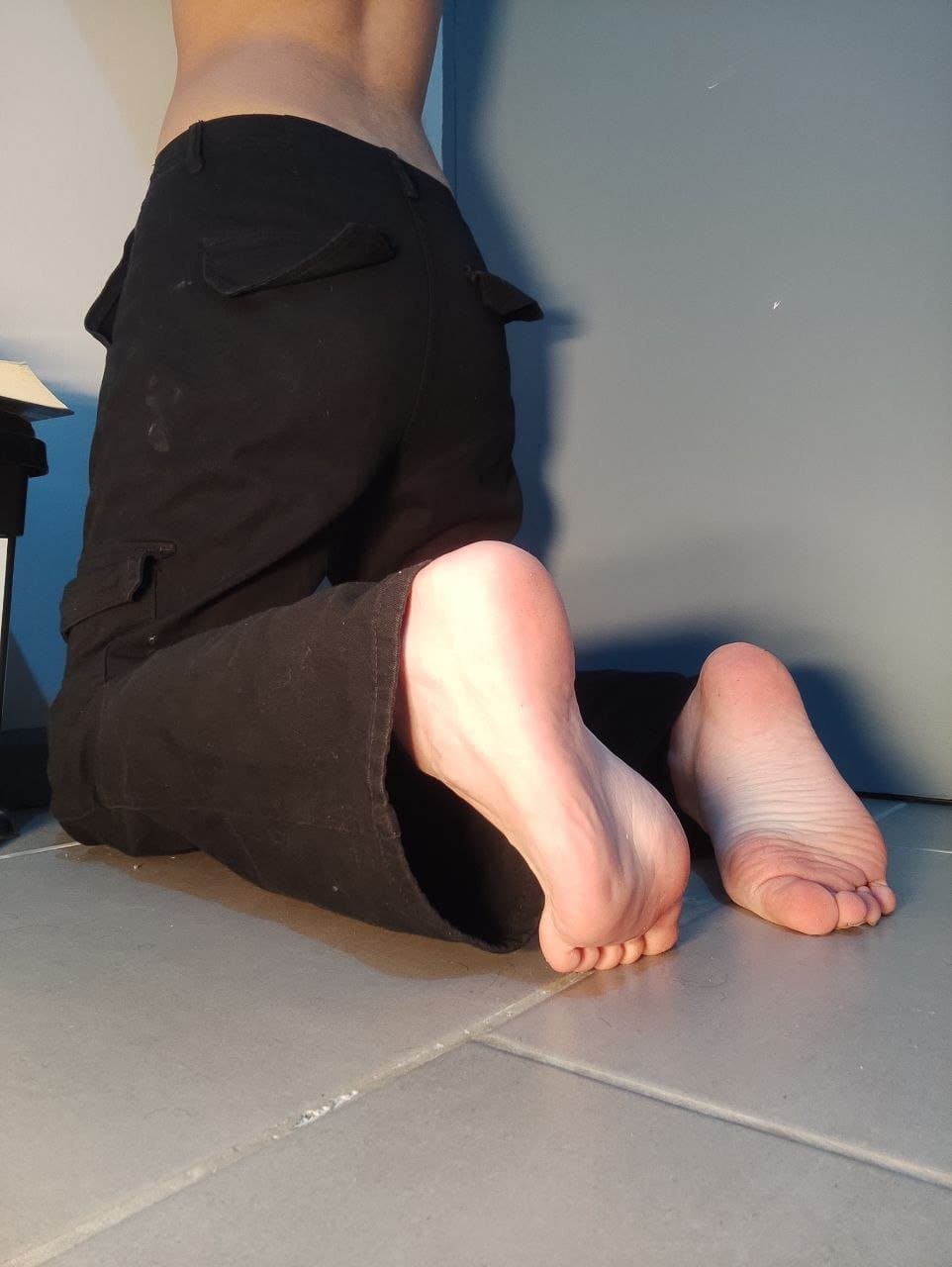 Click to view full size Chilean Girl With Ugly feet