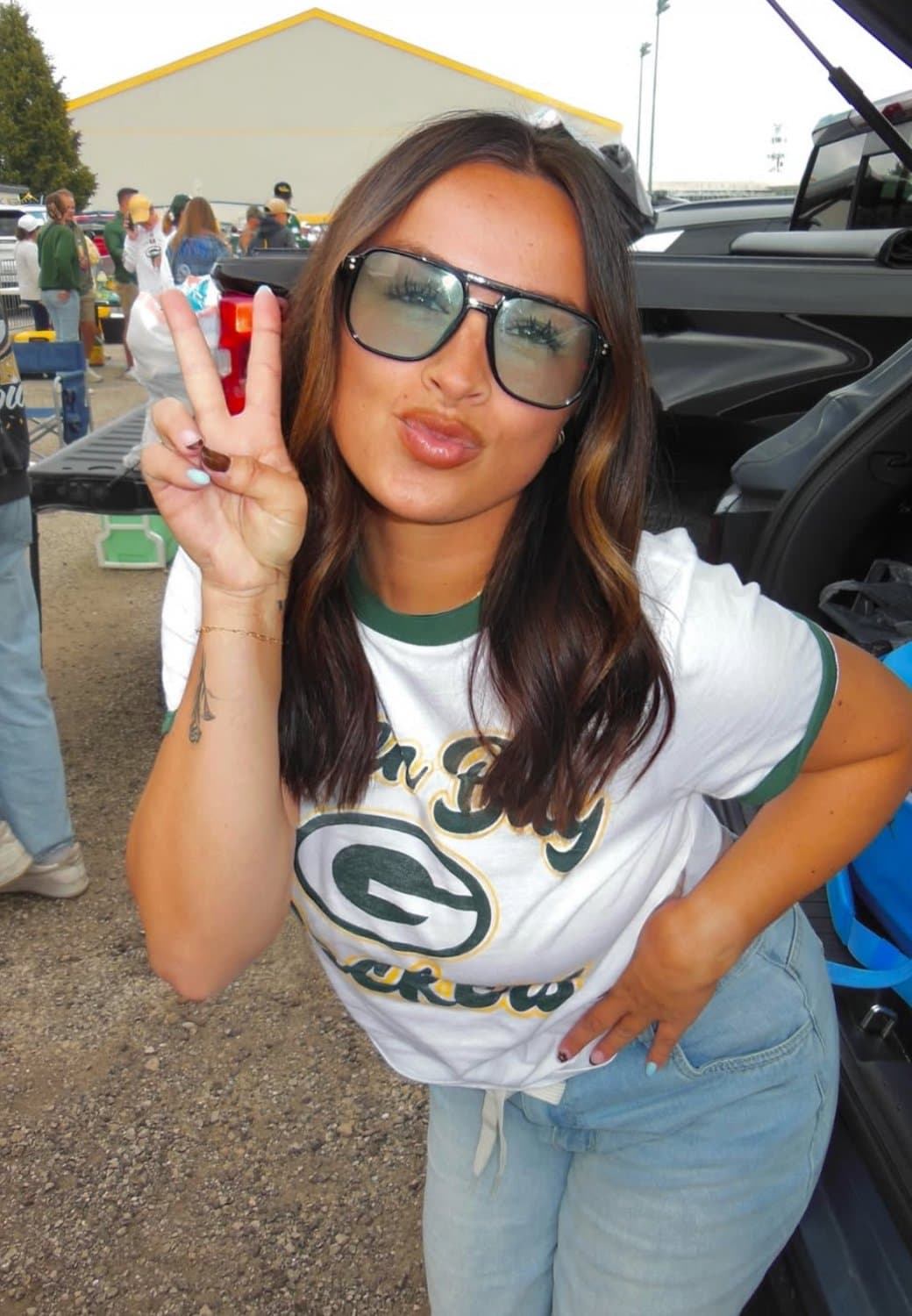 Click to view full size Go pack go. Go pack my cock in her ass