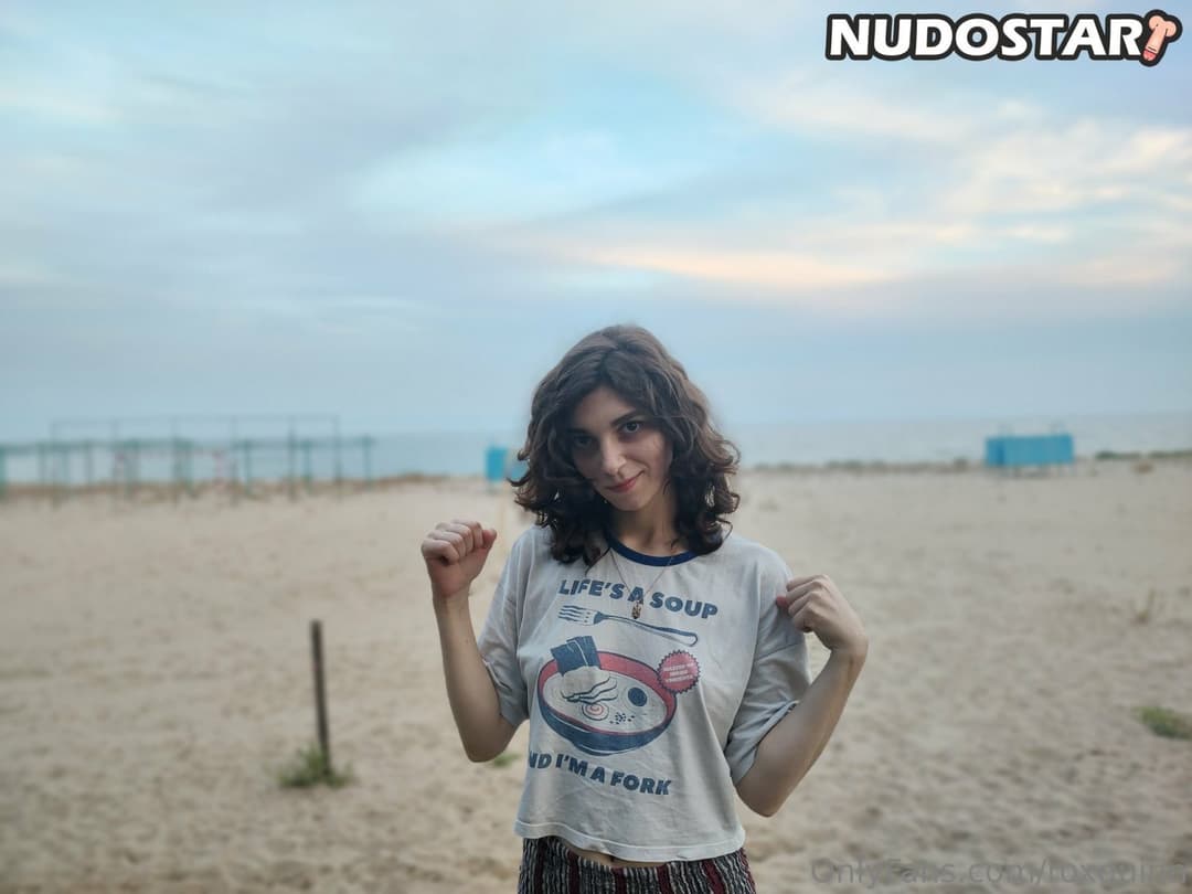 Click to view full size weeb otaku queenroxy