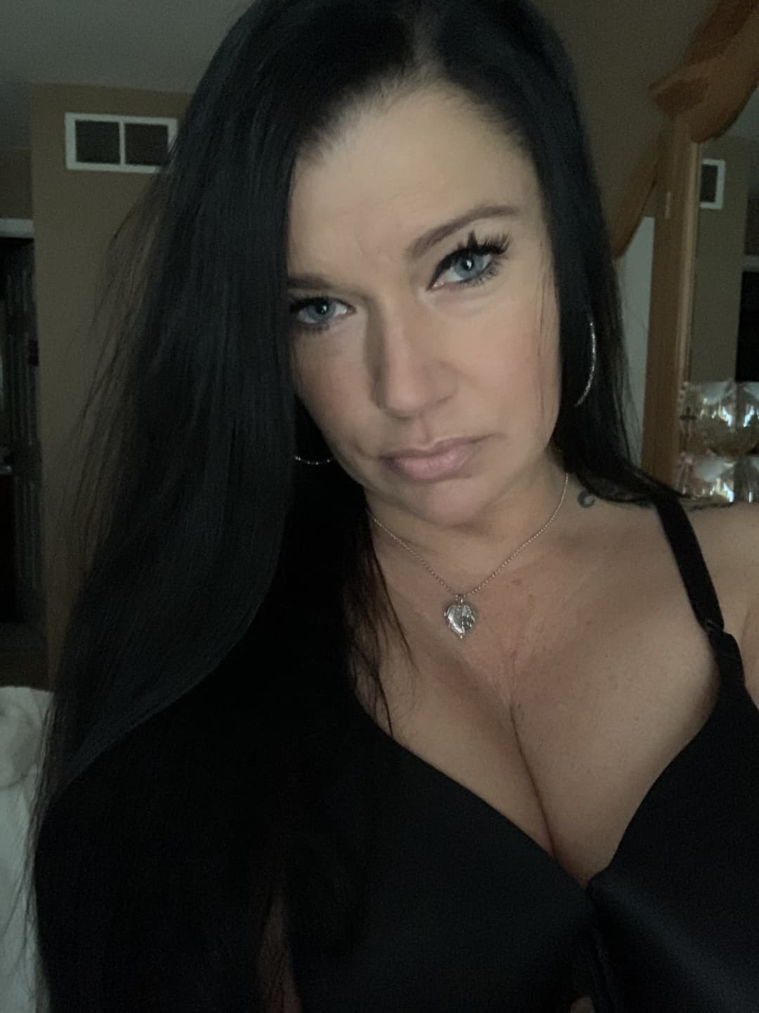 Click to view full size Michigan Slut Alana loves hung older men vacationing in Clearwater Sept looking now kik rentMYW1fe