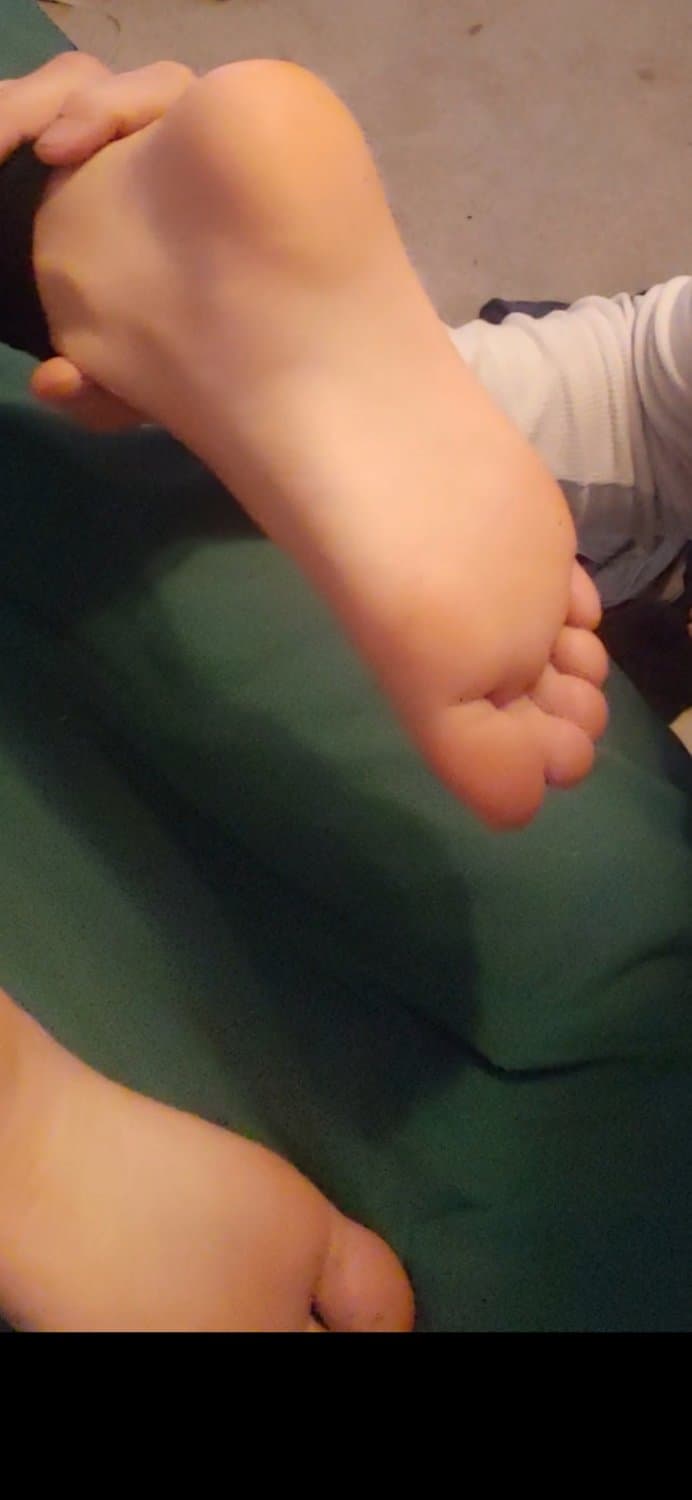 Click to view full size Footjob Asian teen cum on soles